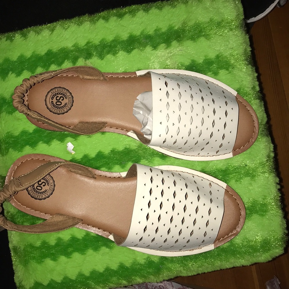 NEW IN BOX: SO BRAND SOKITEWHITE SANDAL WOMENS 8